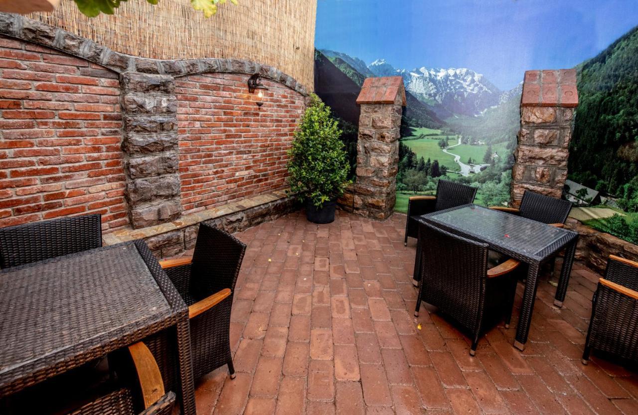 Hotel Novotheos Oradea Bagian luar foto
