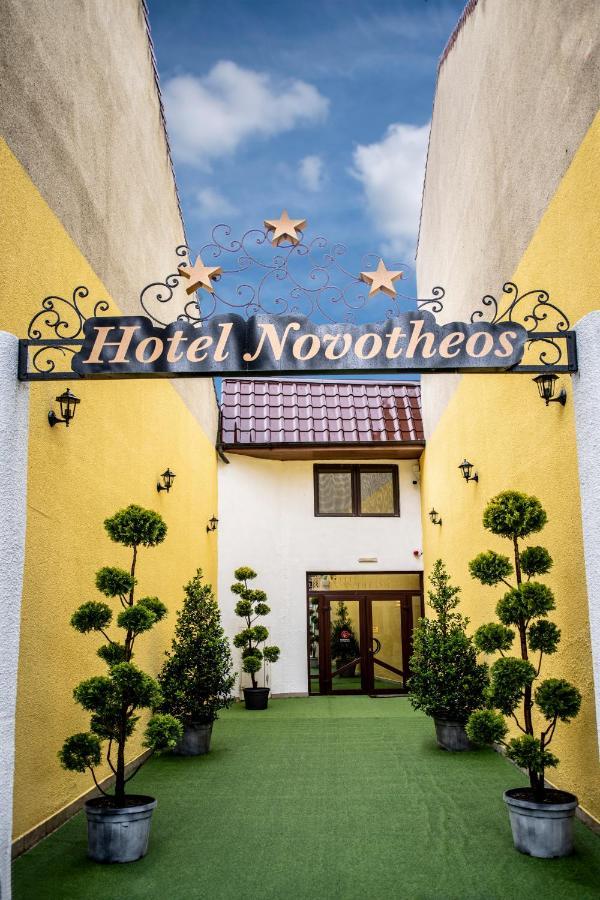 Hotel Novotheos Oradea Bagian luar foto