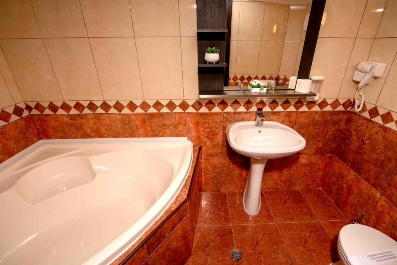 Hotel Novotheos Oradea Bagian luar foto