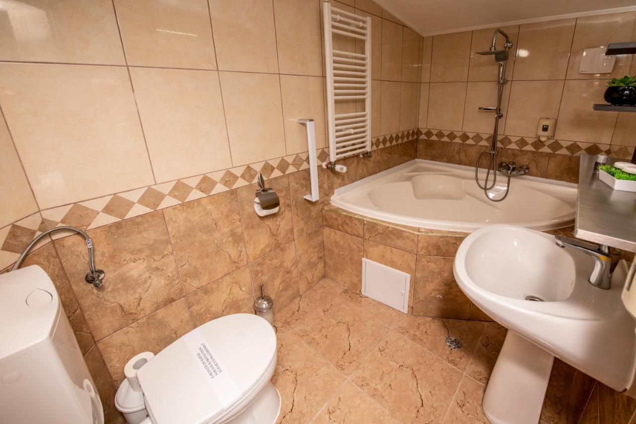 Hotel Novotheos Oradea Bagian luar foto
