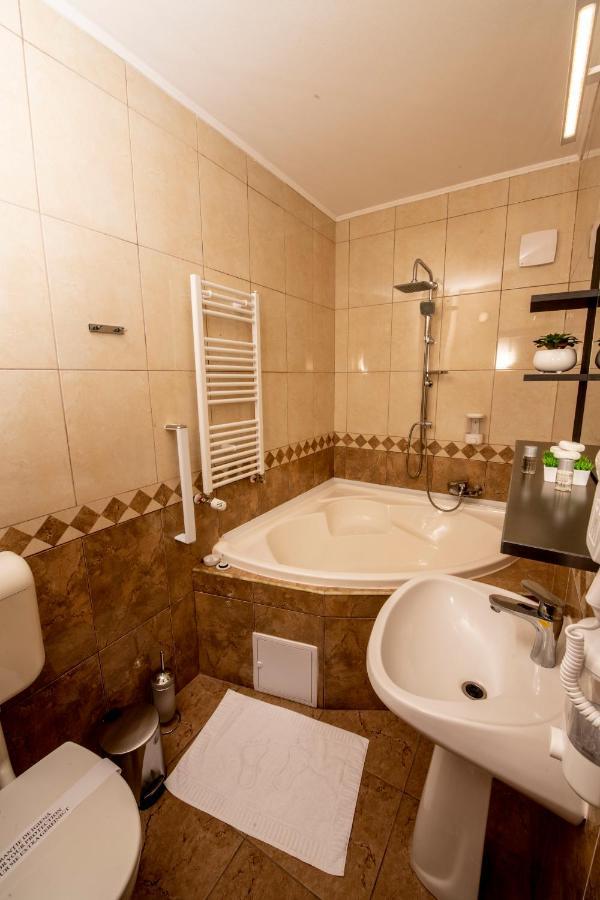 Hotel Novotheos Oradea Bagian luar foto