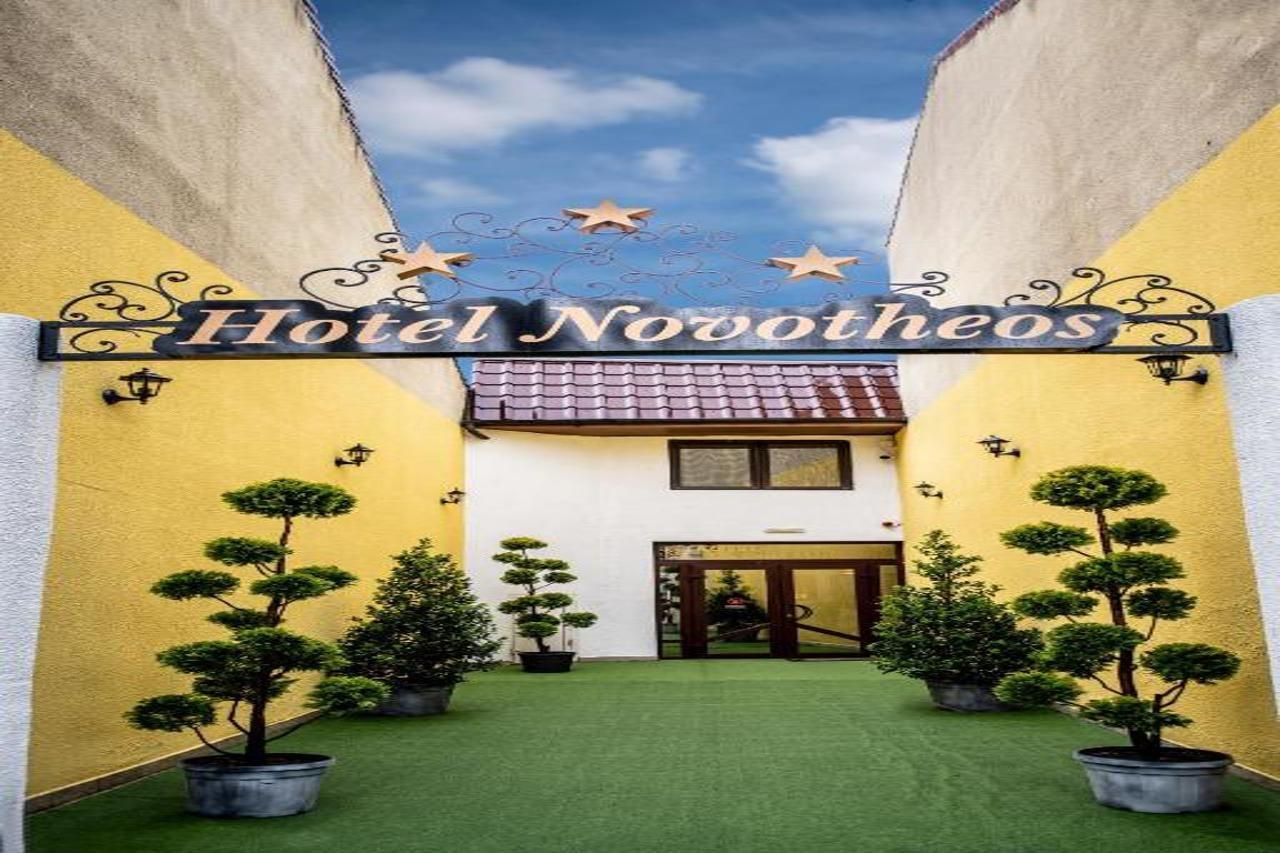 Hotel Novotheos Oradea Bagian luar foto