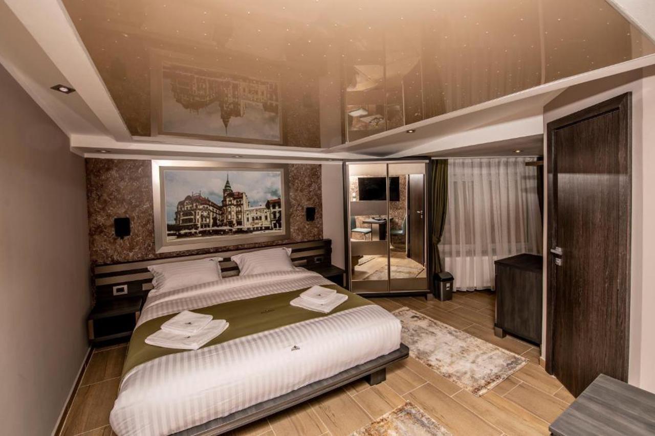 Hotel Novotheos Oradea Bagian luar foto