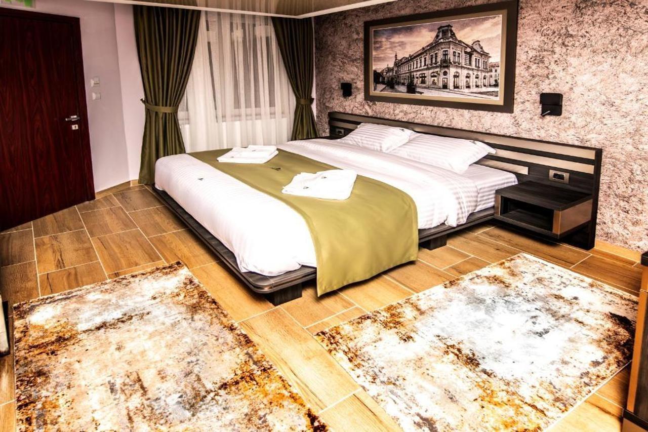Hotel Novotheos Oradea Bagian luar foto